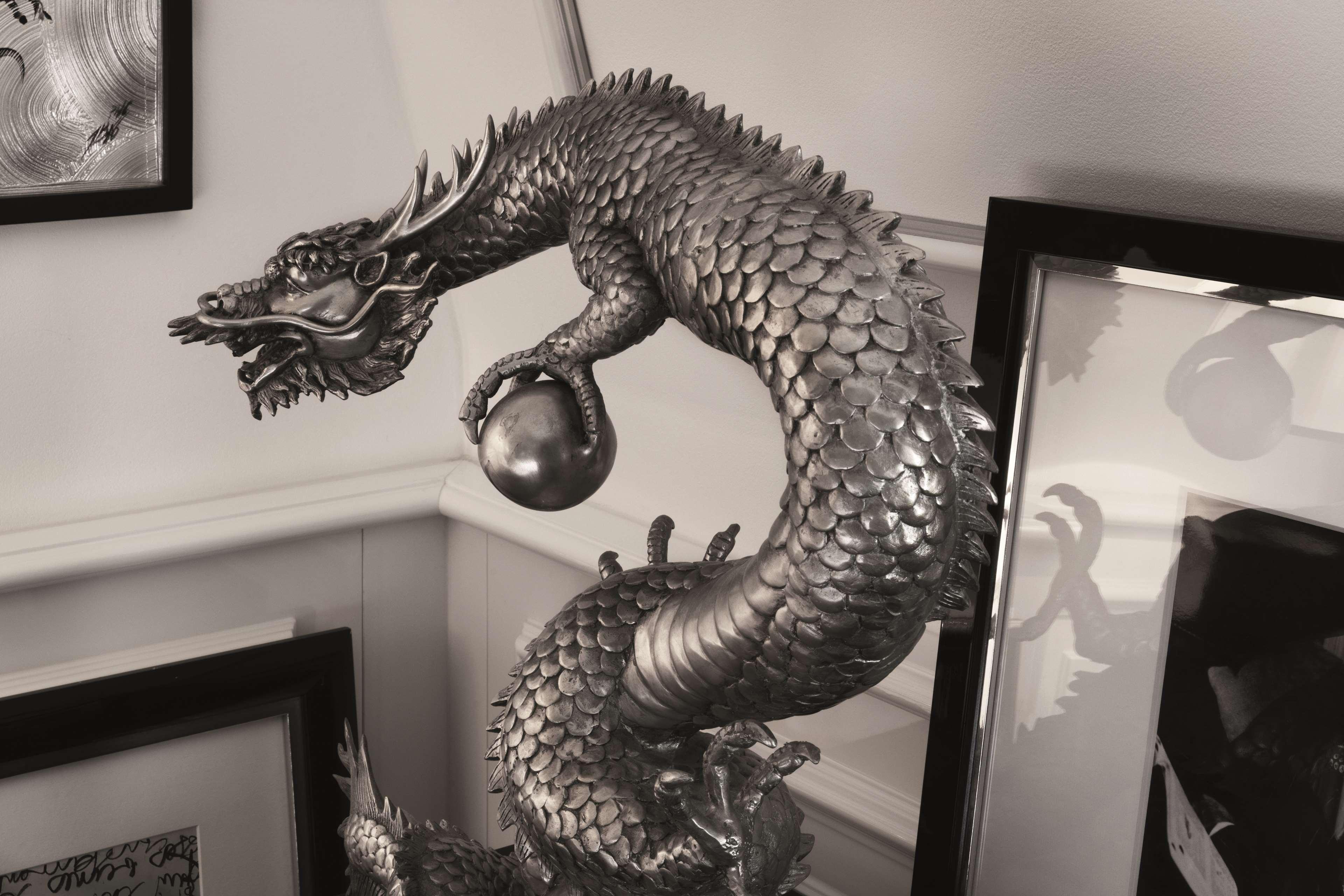 Schlosshotel Berlin Luaran gambar A dragon sculpture