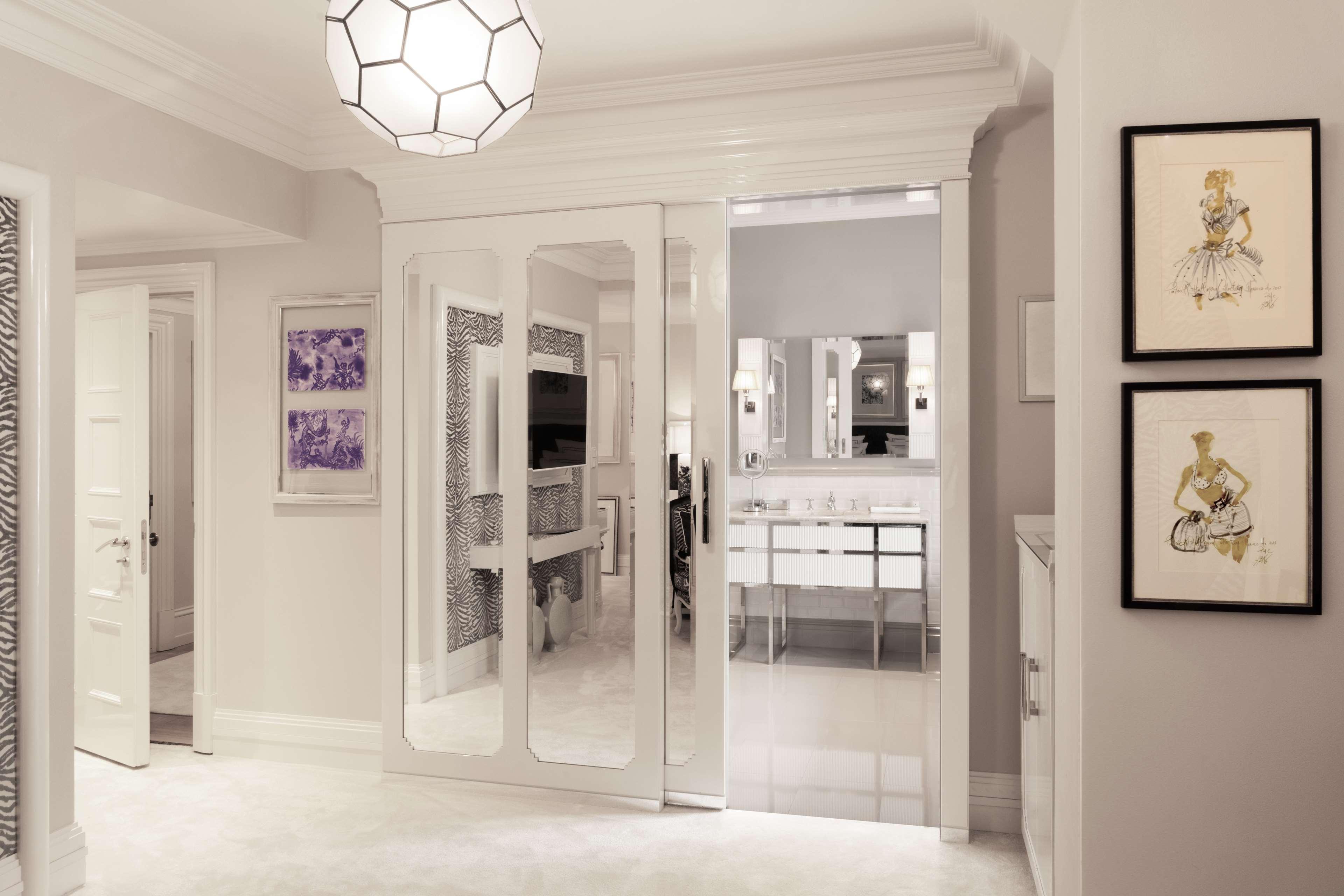 Schlosshotel Berlin Luaran gambar A mirrored interior door