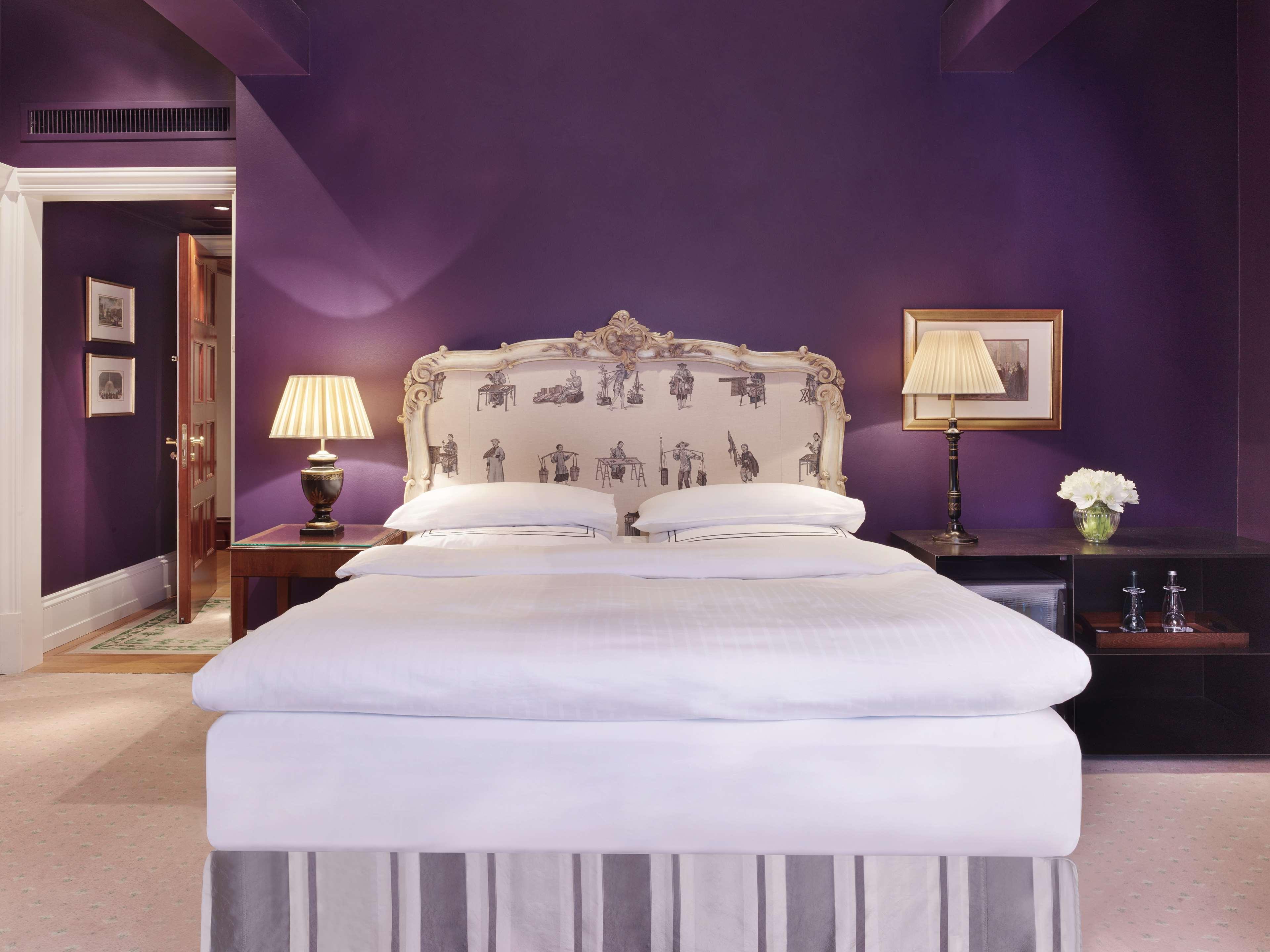 Schlosshotel Berlin Luaran gambar A bedroom at the Mandarin Oriental, London