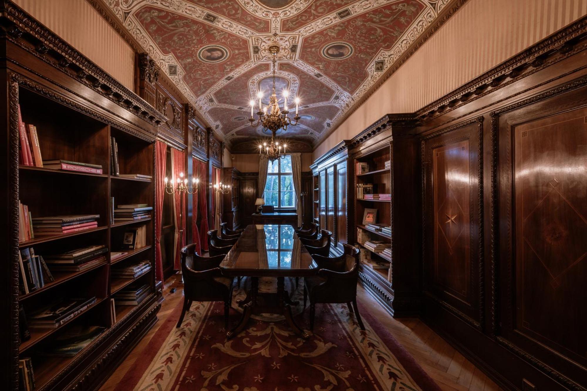 Schlosshotel Berlin Luaran gambar Library