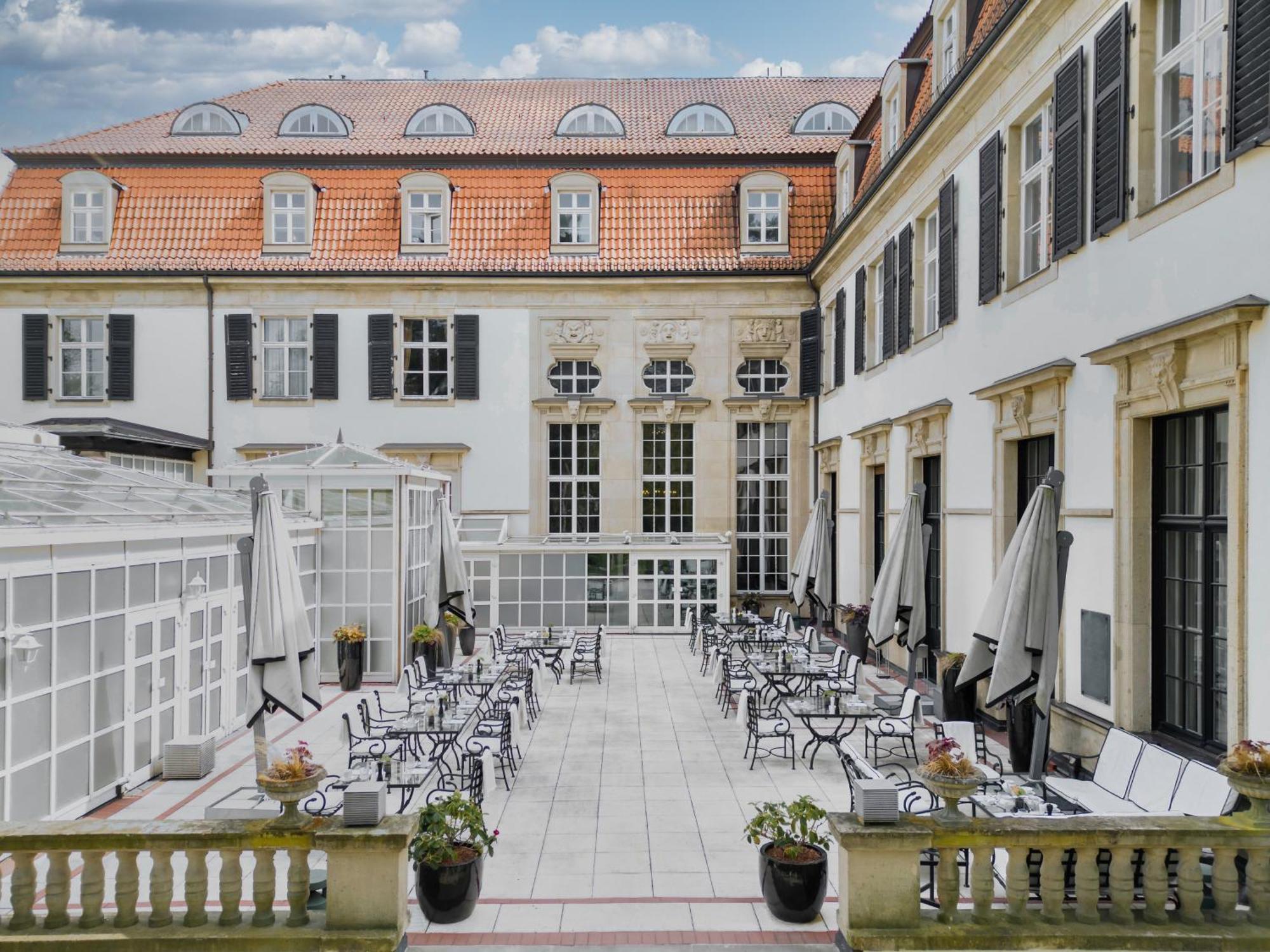 Schlosshotel Berlin Luaran gambar The courtyard of the hotel